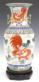 CHINESE PORCELAIN FOO LIONS PAINTED VASE