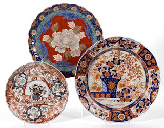 JAPANESE IMARI PORCELAIN FLORAL MOTIF CHARGERS AND PLATE, LOT OF THREE