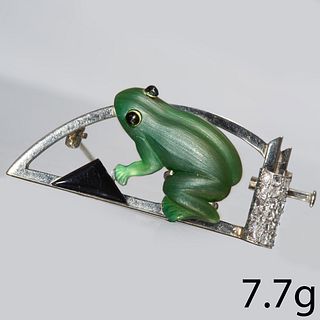 FINE AND UNUSUAL ART-DECO CARVED FROG DIAMOND AND ENAMEL BROOCH