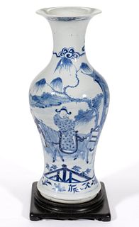 CHINESE EXPORT PORCELAIN KANGXI PERIOD BLUE AND WHITE VASE WITH STAND