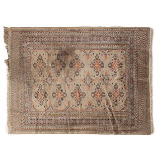 TAPETE, SIGLO XX. ESTILO BOKHARA. Elaborado en fibras de lana, y algodón, cuenta con campo decorado y flequillos.