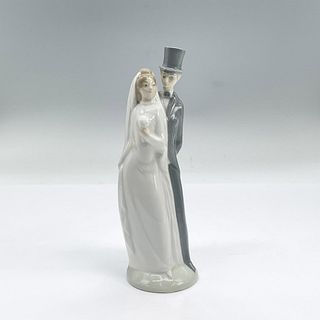 Bride and Groom - Nao by Lladro