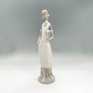 Nurse 1004603 - Lladro Porcelain Figurine