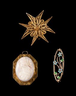 THREE EARLY 20TH CENTURY YELLOW GOLD BROOCHES