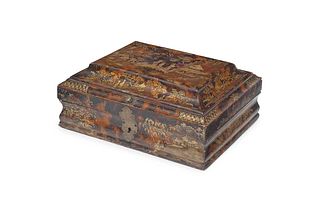 A FINE 18TH CENTURY CHINOISERIE DECORATED AND FAUX TORTOISESHELL PAINTED BOX