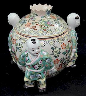 CHINESE HAND PAINTED PORCELAIN CENTER PIECE