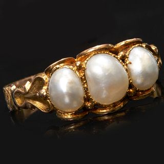 ANTIQUE PEARL 3 STONE GOLD RING