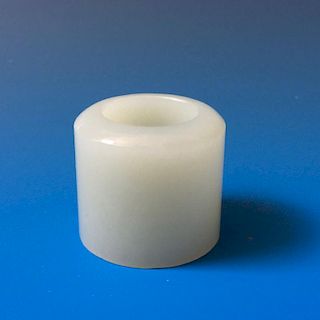 A FINE CHINESE OLD WHITE JADE RING