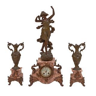GUARNICIÓN, FRANCIA, S.XX. ESTILO ART NOUVEAU. Elaborado en bronce y mármol rosa veteado. Consta de reloj central rematado con dama.