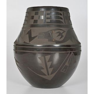 Erik Fender (San Ildelfonso, b. 1970) Pottery Jar