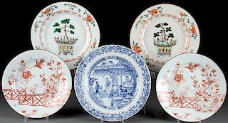 A GROUP OF FIVE CHINESE EXPORT PLATES