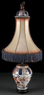 A CHINESE IMARI COVERED JAR/LAMP, 19TH CENTURY