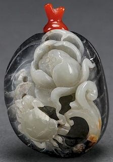 A FINE CHINESE CARVED BLACK JADE SNUFF BOTTLE