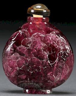 CHINESE CARVED TOURMALINE SNUFF BOTTLE