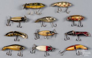 Eleven Heddon wood fishing lures, to include three SOS, three game fishers, two crab wigglers, and t