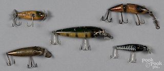 Five Creek Chub wood fishing lures, to include a #100 Wiggler, Injured Minnow, jointed Wiggler, Midg