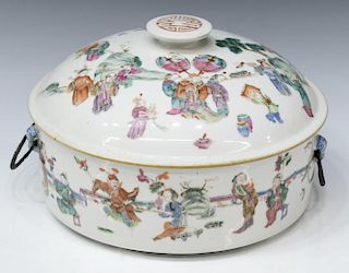 CHINESE FAMILLE ROSE PORCELAIN FIGURE COVERED DISH