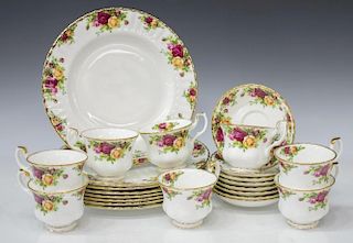 (24) ROYAL ALBERT OLD COUNTRY ROSES DINNER SERVICE