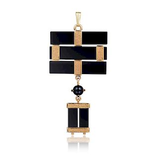 An Onyx and Gold Pin/Pendant