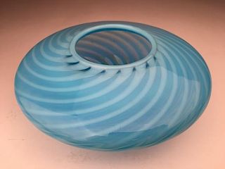 Vintage Fenton blue swirl glass bowl.<BR>Height 3 inches.