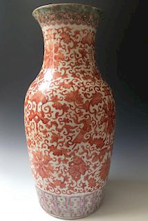 A FINE CHINESE ANTIQUE IRON-RED FLORAL VASE, 19C
