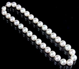 A Ladies Cultured Pearl Necklace
