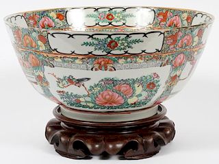 A CHINESE EXPORT FAMILLE ROSE PORCELAIN BOWL