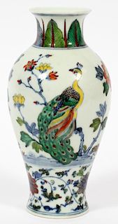CHINESE HAND PAINTED PORCELAIN VASE
