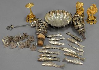 Tray lot to include group of thirteen Mexico silver fish, two figural bust bottle stoppers, three bronze bottle stoppers (fis