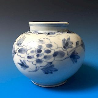 CHINESE ANTIQUE BLUE AND WHITE POT, MING DYNASTY