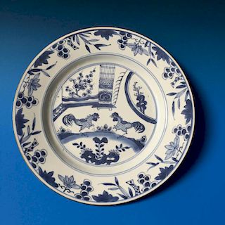 A BLUE AND WHITE CHINESE ANTIQUE EXPORT PLATE, 18C