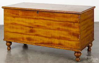 Pennsylvania painted pine blanket chest, early 19th c., retaining the original red and yellow graine