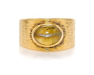 An 18 Karat Yellow Gold and Cat's Eye Chrysoberyl Ring, 7.50 dwts.
