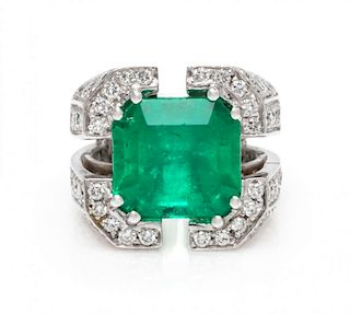 An 18 Karat White Gold, Emerald and Diamond Ring, 12.30 dwts.