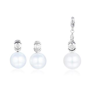A South Sea Pearl Pendant and Earrings Set