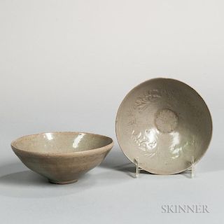 Two Celadon-glazed Stoneware Tea Bowls 两只青瓷茶杯