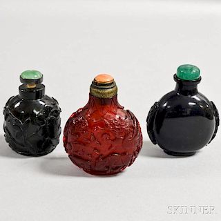 Three Carved Glass Snuff Bottles 三只鼻烟壶
