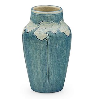 NEWCOMB COLLEGE Transitional bud vase