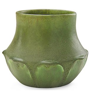 GRUEBY Short vase with leaves