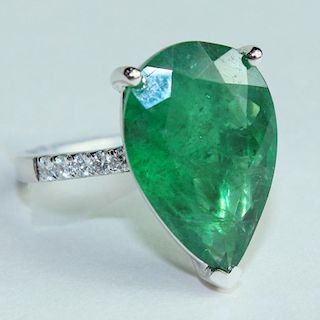 Ladies 18 Karat Diamond & Emerald Ring