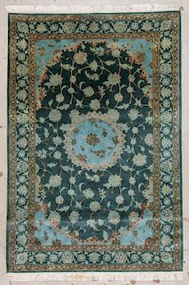 Isfahan Rug: 4'4'' x 6'6'' (132 x 198 cm)