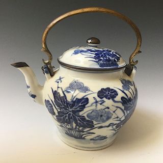A CHINESE ANTIQUE BLUE AND WHITE PORCELAIN TEAPOT,19C.