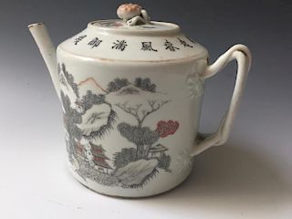 A CHINESE ANTIQUE FAMILL ROSE PORCELAIN TEAPOT, SIGNED. LATE19C.