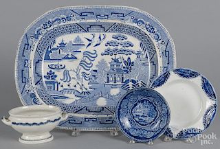 Four pieces of blue and white pearlware