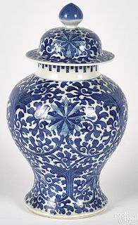 Chinese Qing dynasty blue and white vase