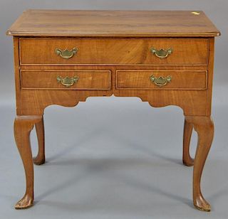 English Queen Anne lowboy, circa 1760, the molded rectangular cross-banded top above one long and two short cockbeaded drawer