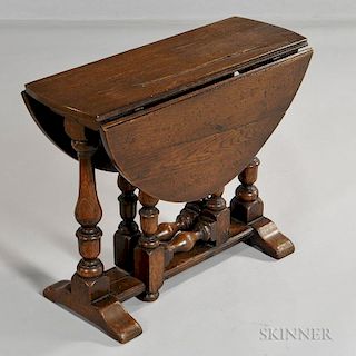 William and Mary-style Drop-leaf Side Table, England, 19th century, hinged oval top, supported on swing-out turned gate-legs,