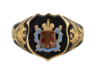 AN ANTIQUE RUSSIAN GOLD RING WITH AN ENAMEL COAT OF ARMS OF SAINT PETERSBURG