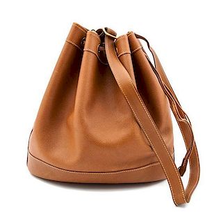 An Hermes Tan Market Handbag, 15" x 10.75" x 4"; Strap drop: 17".