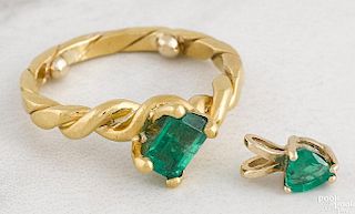20K yellow gold and emerald ring